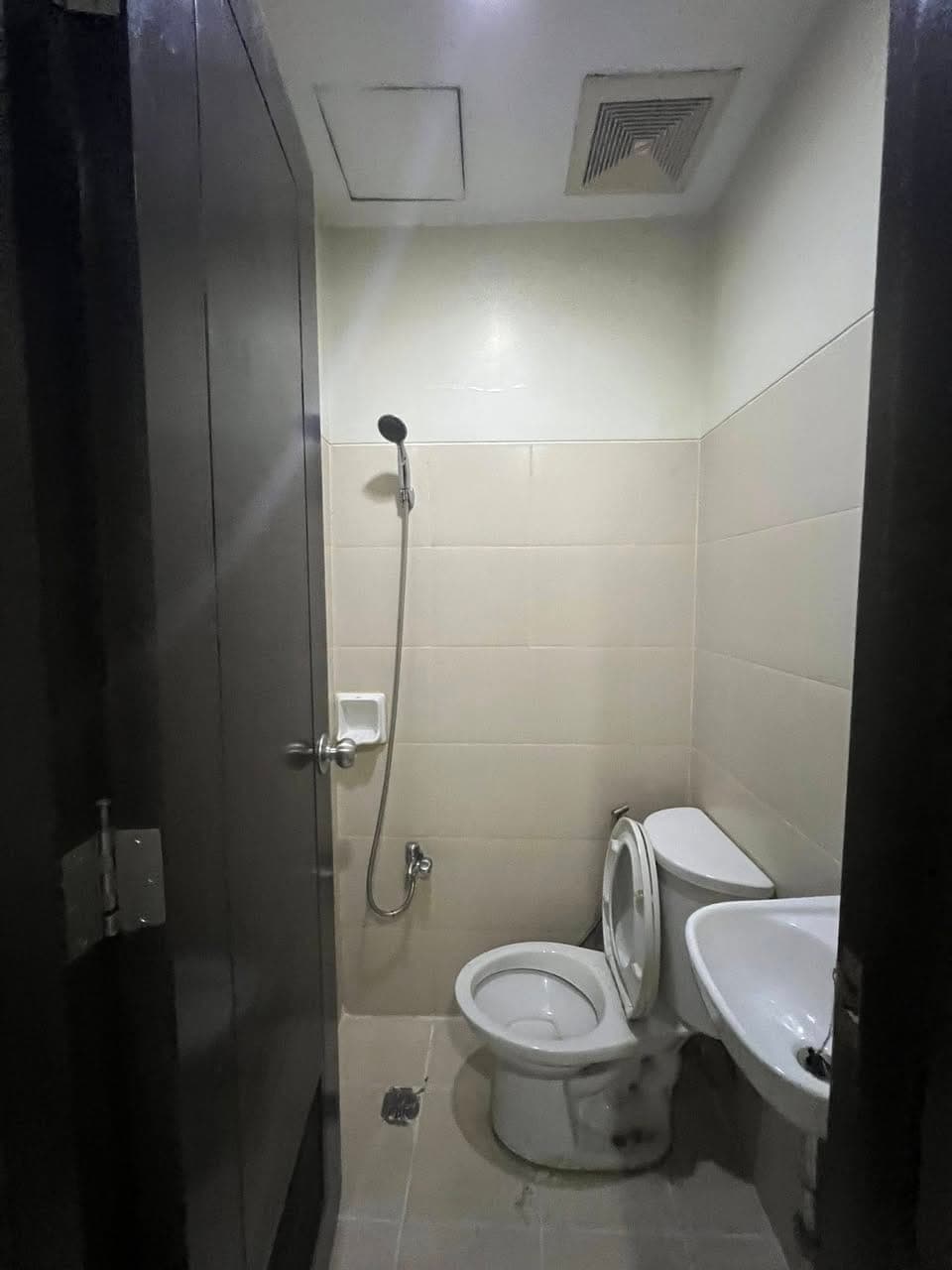 FOR LEASE  - 1 Bedroom in One Central Makati Across RCBC Tower Leasing Price: Php 3 - photo 2