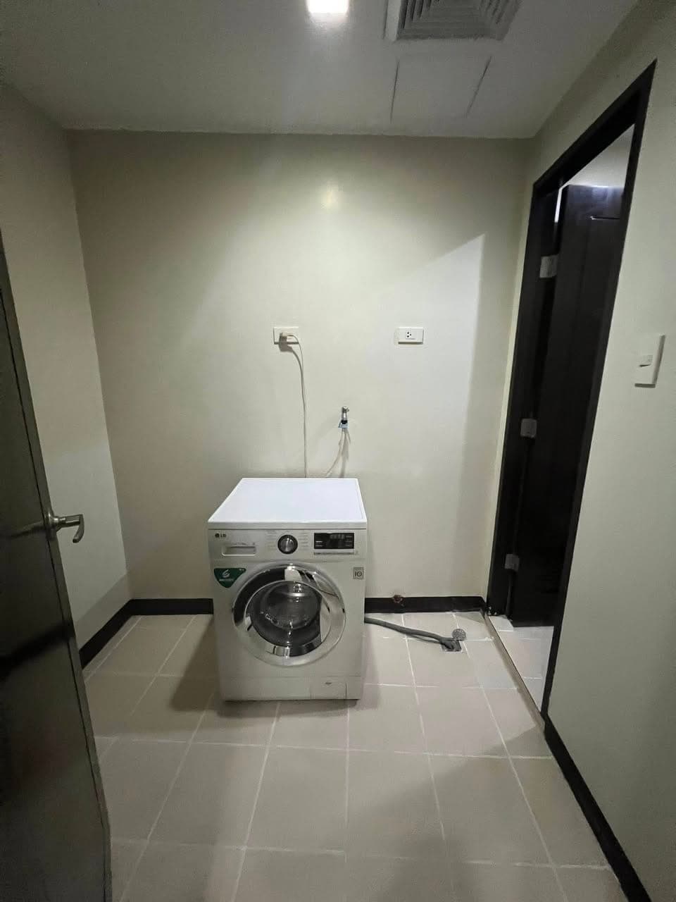 FOR LEASE  - 1 Bedroom in One Central Makati Across RCBC Tower Leasing Price: Php 3 - photo 3
