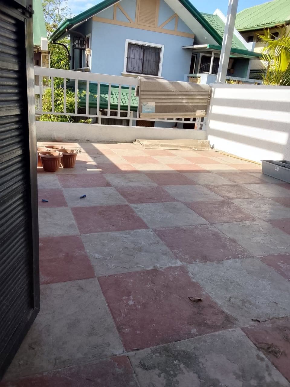 house for rent 4bedroom 6batroom Simi furnished inside subd 35k monthly brgy Francisco tagaytay city... - photo 3