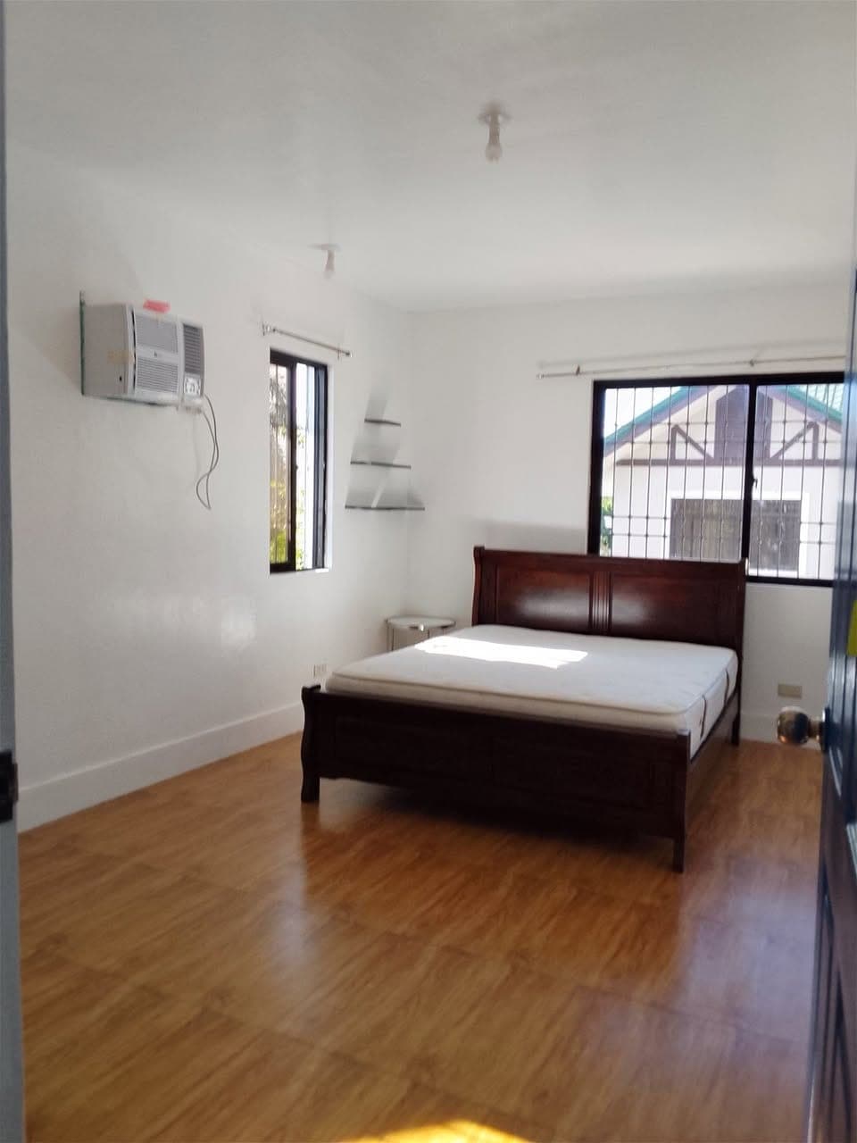house for rent 4bedroom 6batroom Simi furnished inside subd 35k monthly brgy Francisco tagaytay city... - photo 5