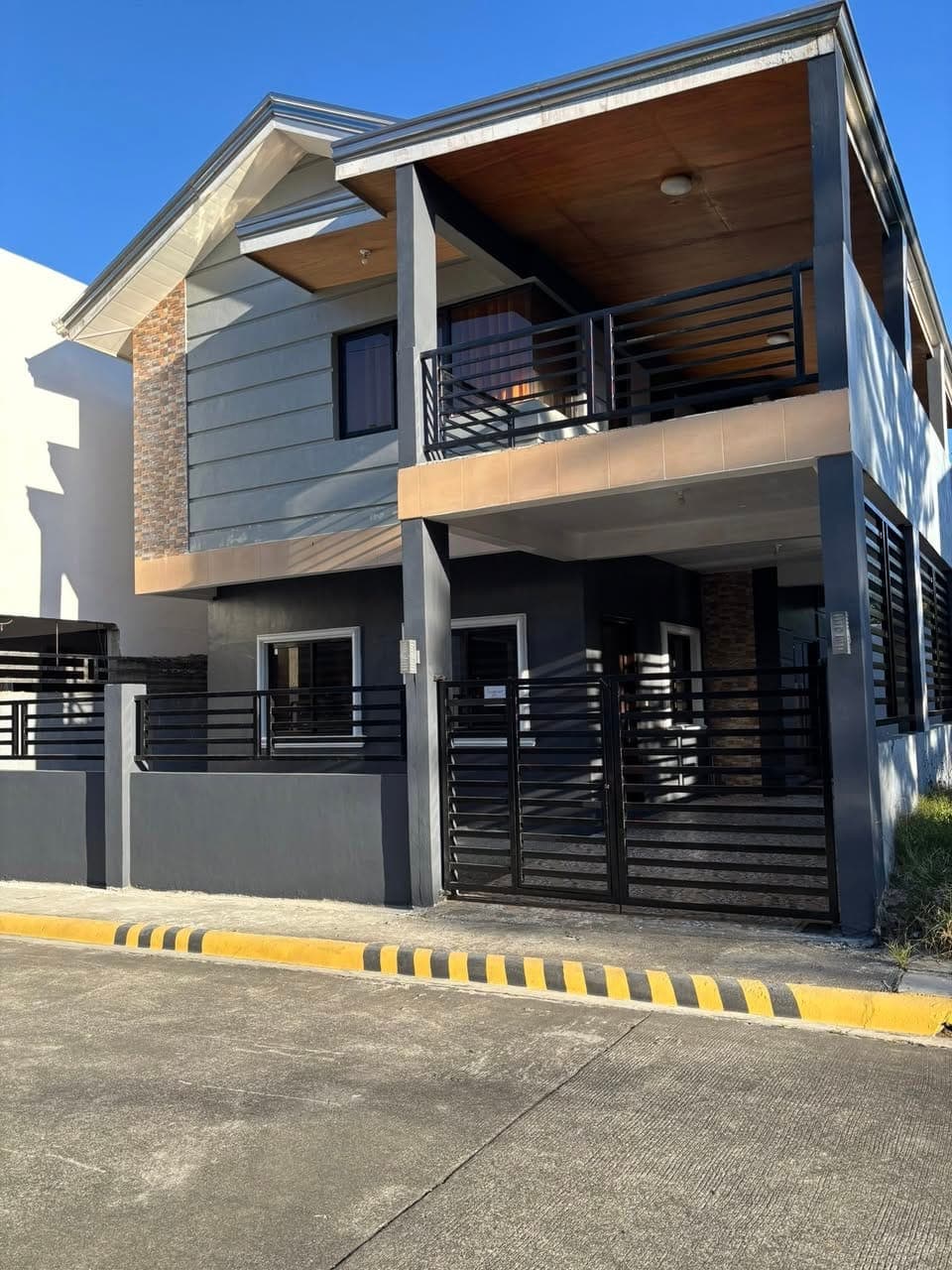 For sale/for rent 173 sqm big space pa sa likod at harapan 3BR 3TB BARE UNIT brandnew selling 10M re... - photo 1