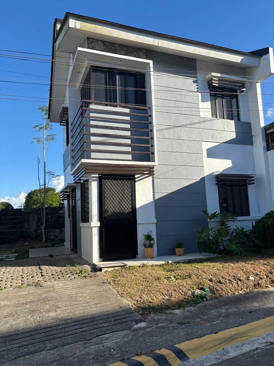 FOR RENT 2BR 2TB car garage BARE UNIT 2 kama lang kasama inside gated subdivision tagaytay forbes re... - photo 1