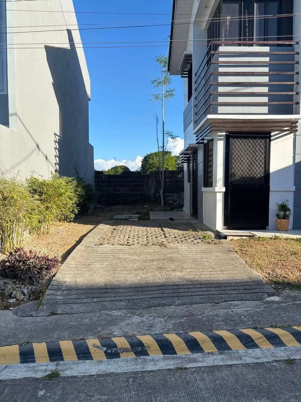 FOR RENT 2BR 2TB car garage BARE UNIT 2 kama lang kasama inside gated subdivision tagaytay forbes re... - photo 2