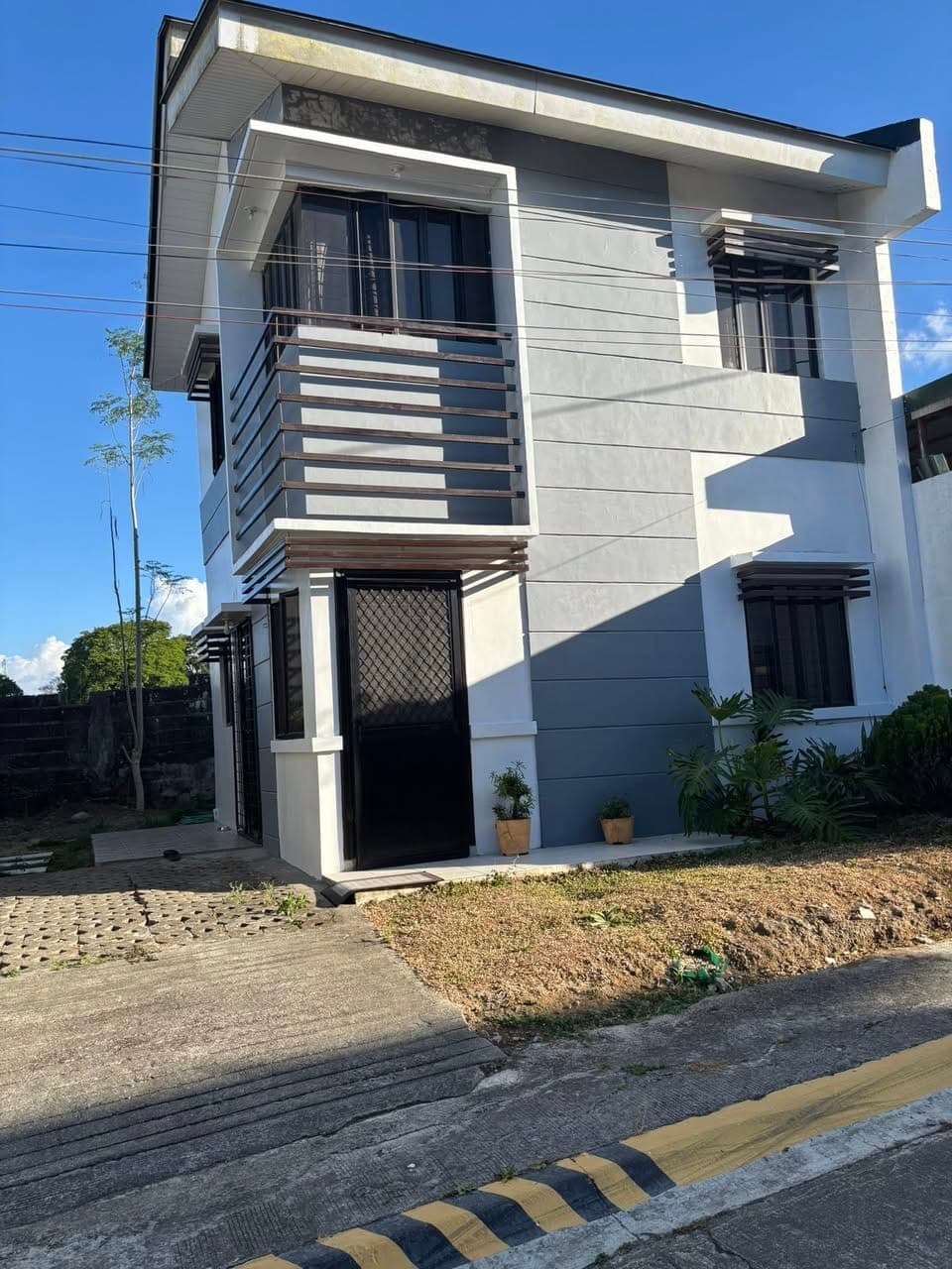 FOR RENT 2BR 2TB car garage BARE UNIT 2 kama lang kasama inside gated subdivision tagaytay forbes re... - photo 4