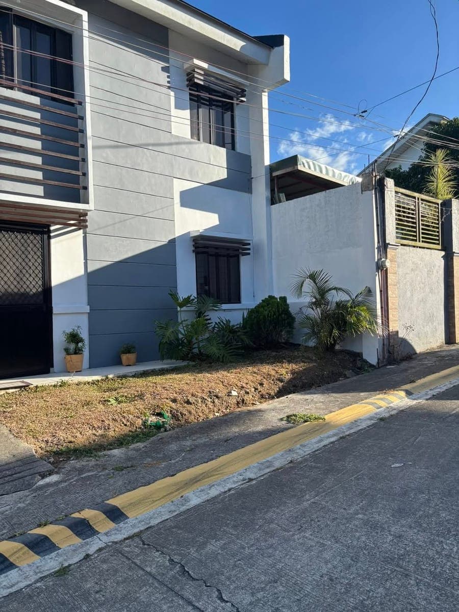 For rent 120sqm 2brm 2tb car garage walang gate ung house inside tagaytay forbes residences  kaybaga... - photo 1