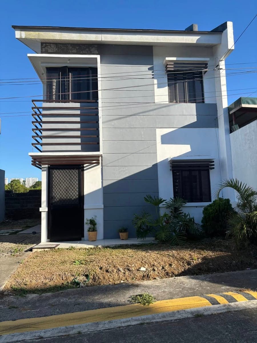 For rent 120sqm 2BR 2TB with garage walang gate ung house inside tagaytay forbes residences kaybagal... - photo 1
