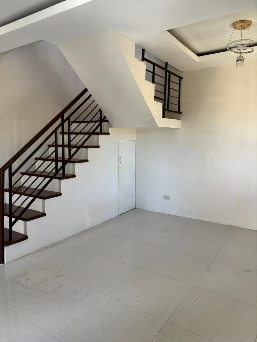For rent 120sqm 2br 2tb car garage walang gate ang house inside tagaytay forbes residences kaybagal... - photo 1