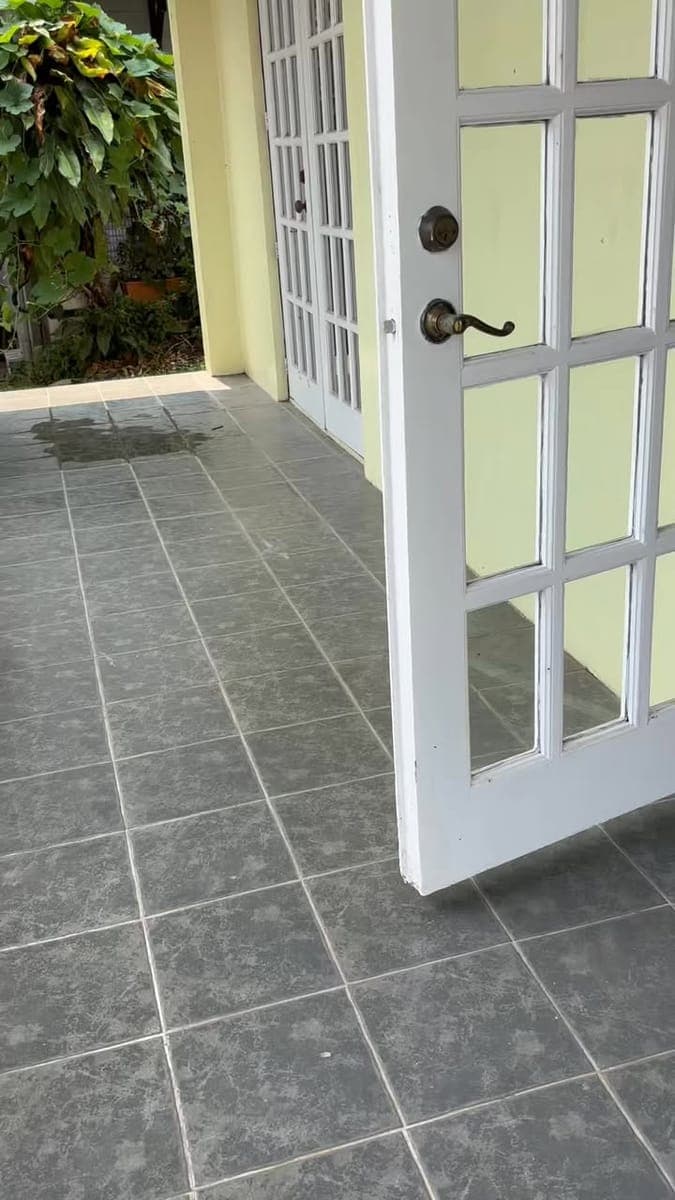 For rent semi furnished 4br 2tb walang aircon 283sqm inside velvetview subdivision kaybagal central... - photo 1