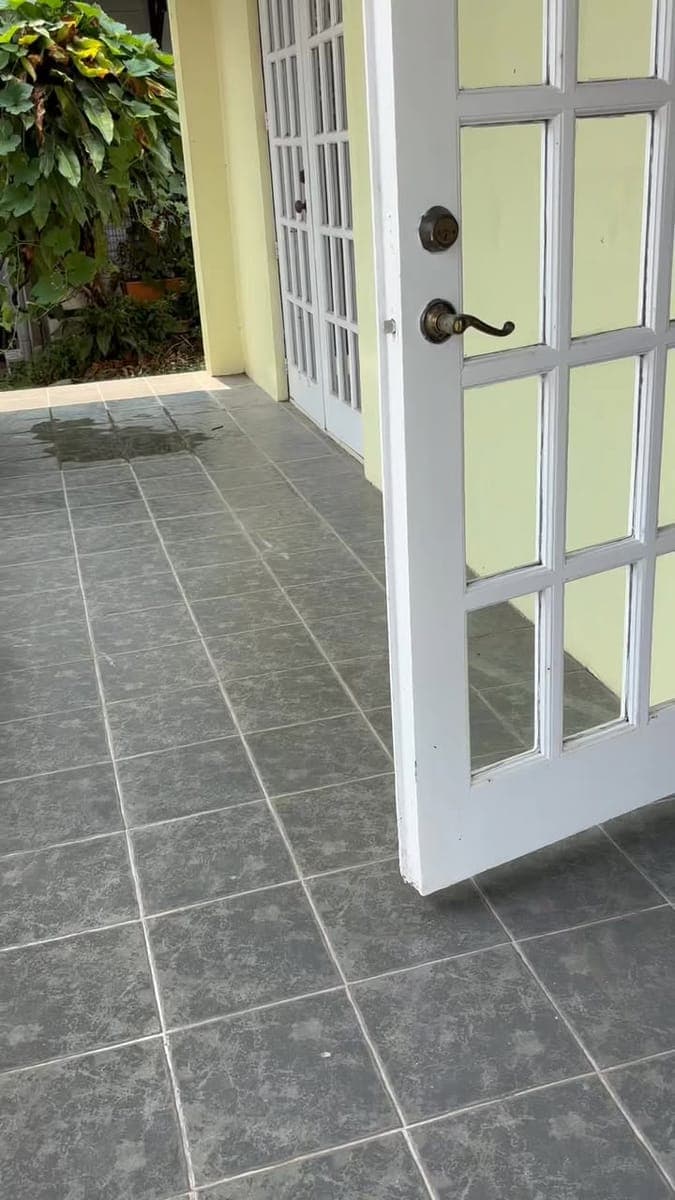 For rent 283sqm 4brm 2tb semi furnished walang aircon velvetview subdivision kaybagal central 3-4 mi... - photo 1