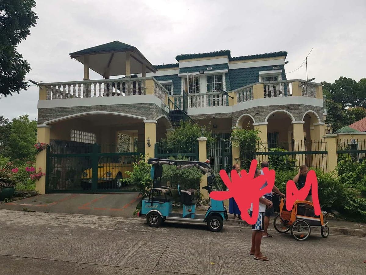 tagaytay 2 Storey house for rent inside subd - photo 1