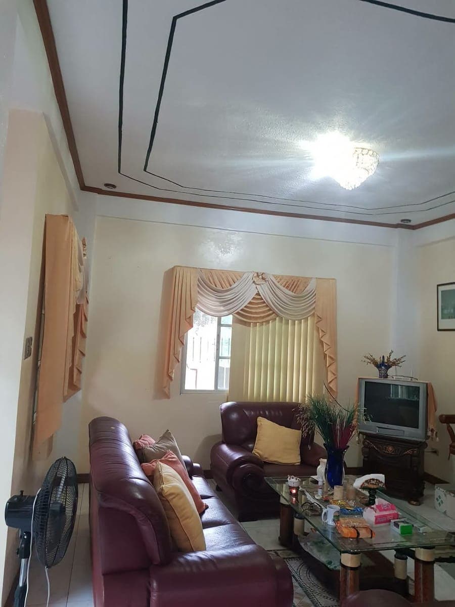 tagaytay 2 Storey house for rent inside subd - photo 4