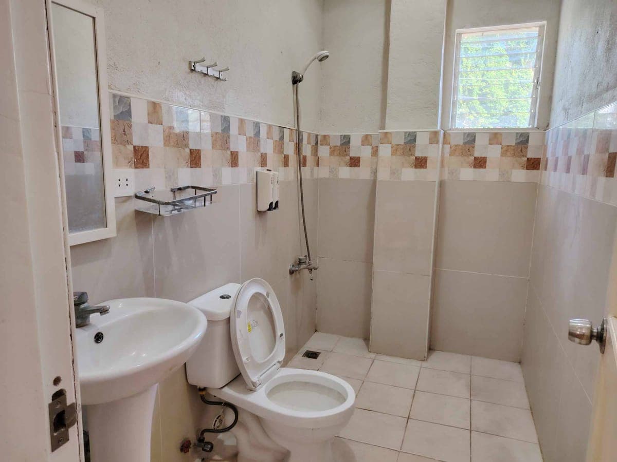 good location apartment One Unit for rent - photo 1