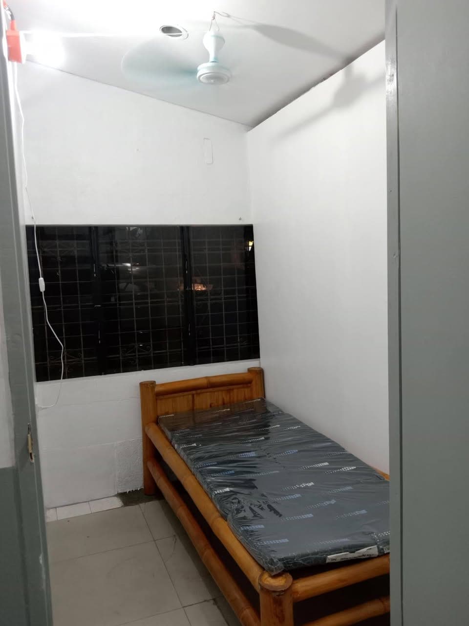 Solo room available for rent located at E.J.BLANCO STREET Piapi Dumaguete City. Free wifi, water and... - photo 1