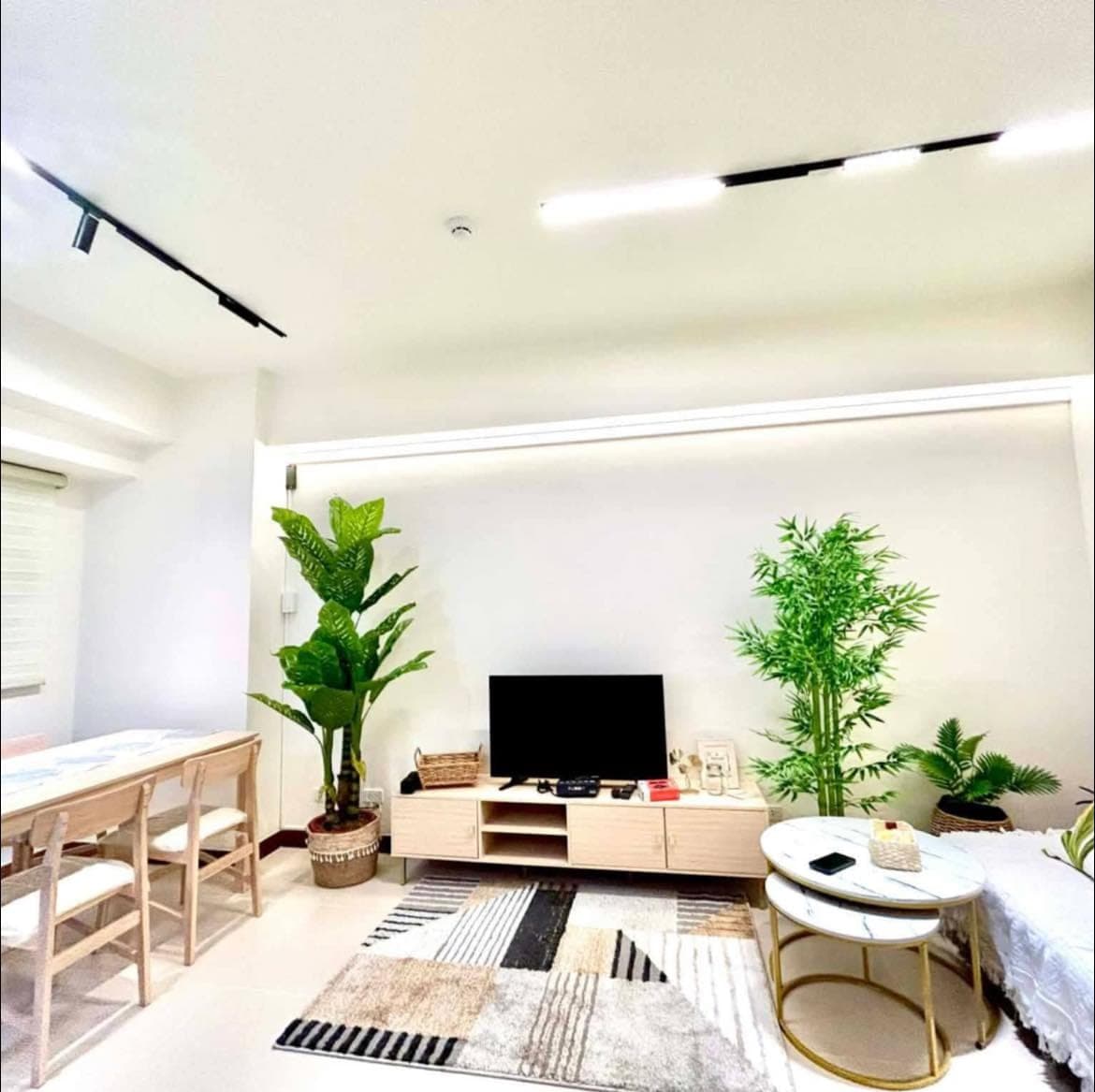 SPACIOUS UNIT AND PARKING FOR LEASE‼️ - photo 1