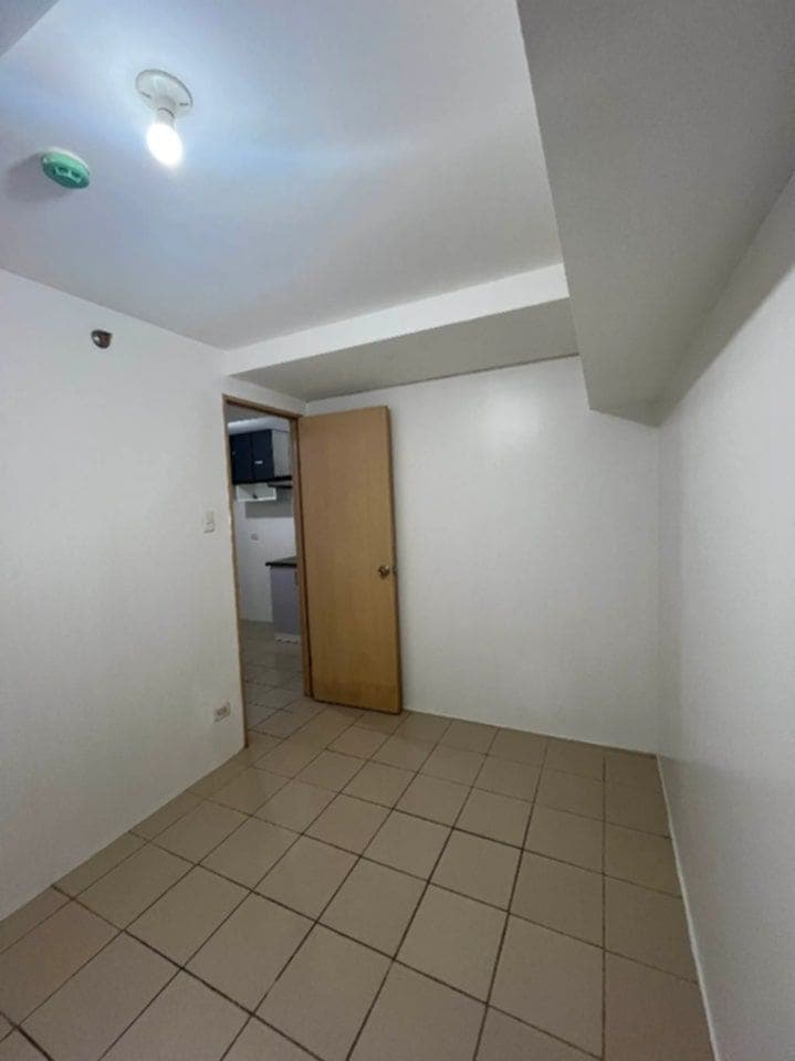 Condo for rent (2BR) Bare Unit - photo 4