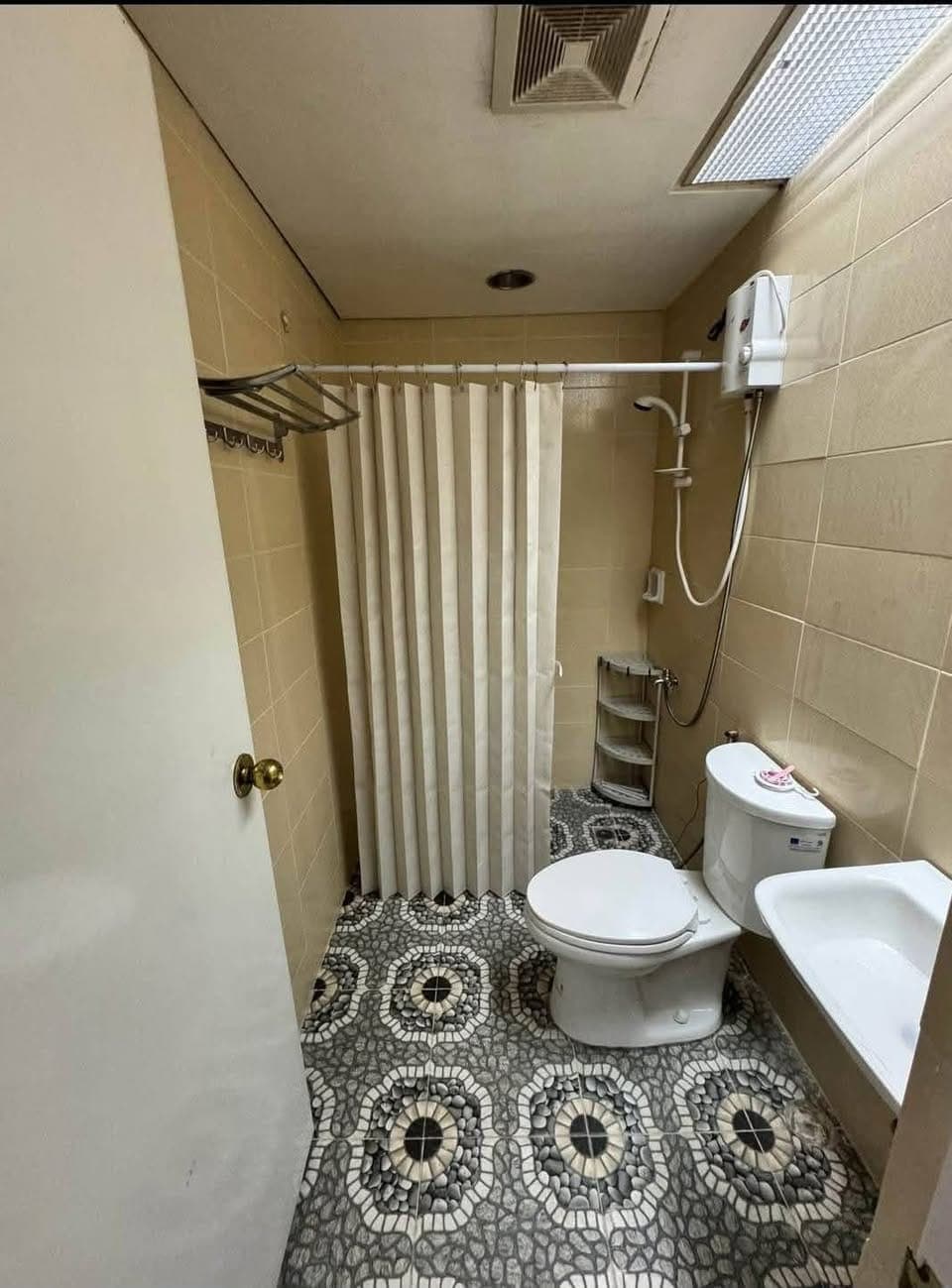 Female Condo Sharing – Bedspace Available! - photo 1