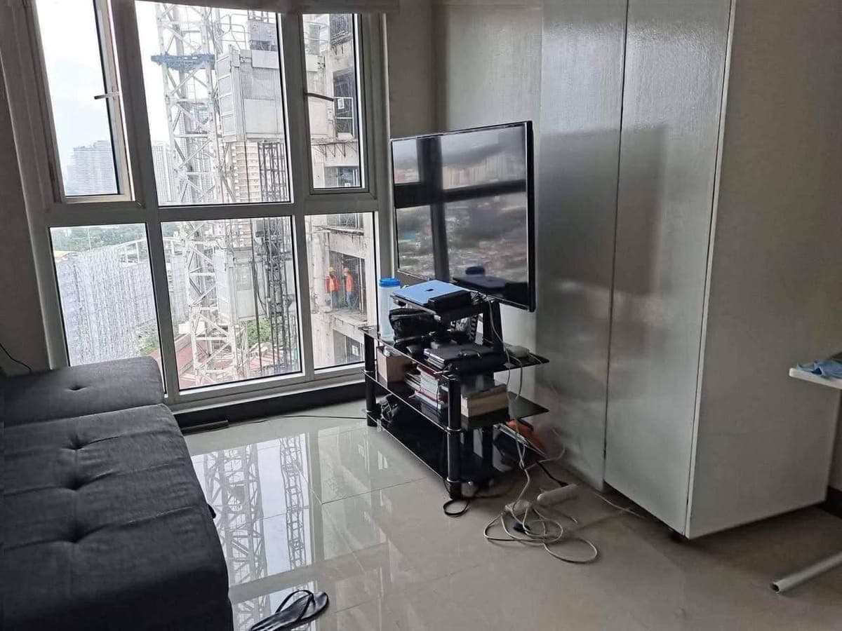 🏡 LOOKING FOR: 1 Female Roommate (Upper Deck) - photo 1