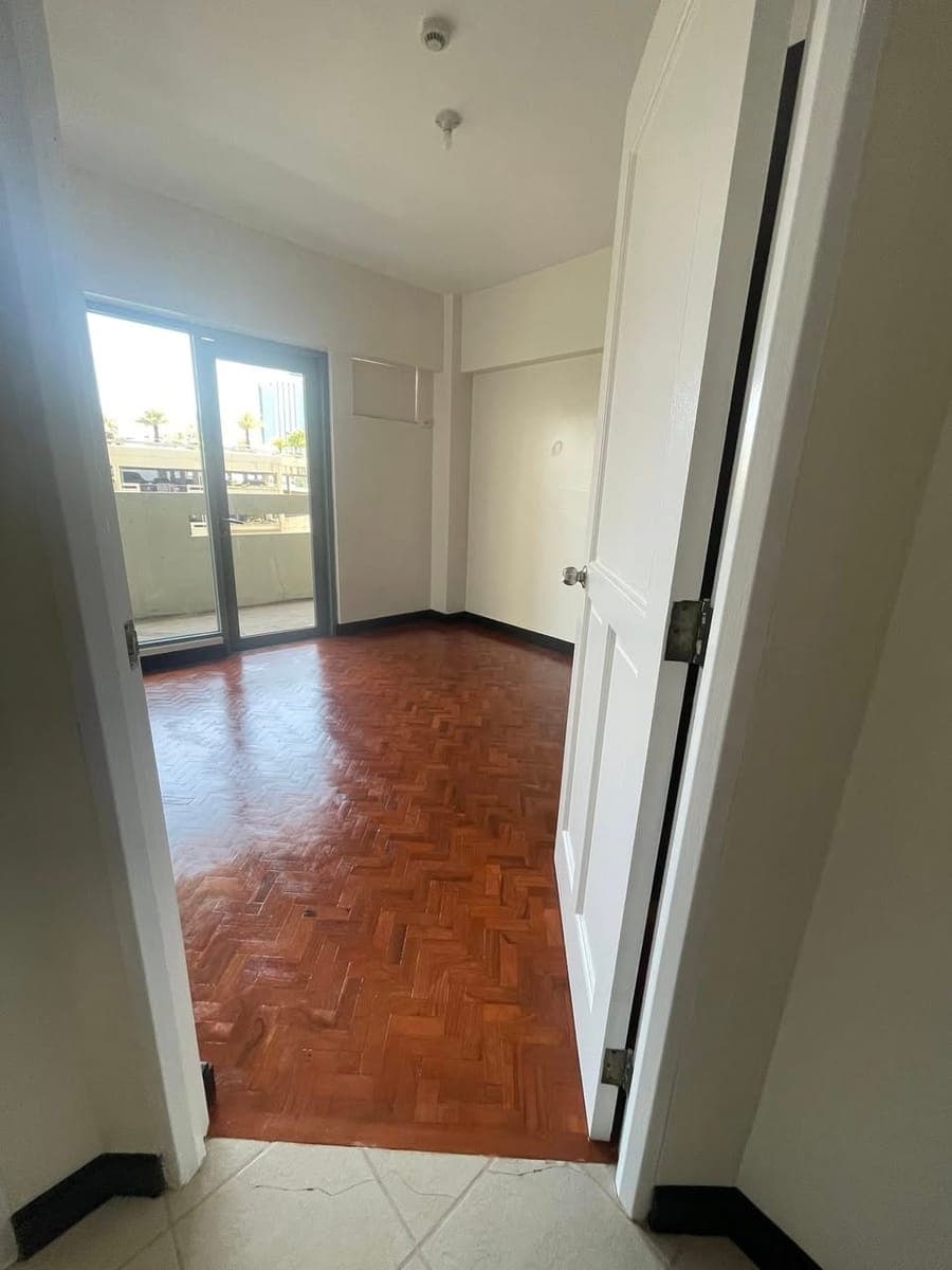 🏢 FOR RENT – 2BR Bare Unit with Balcony 🏢 - photo 4