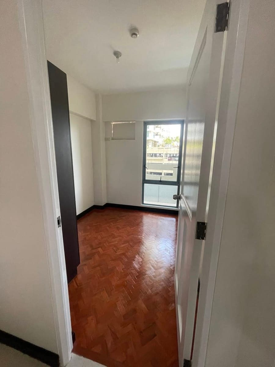 🏢 FOR RENT – 2BR Bare Unit with Balcony 🏢 - photo 5
