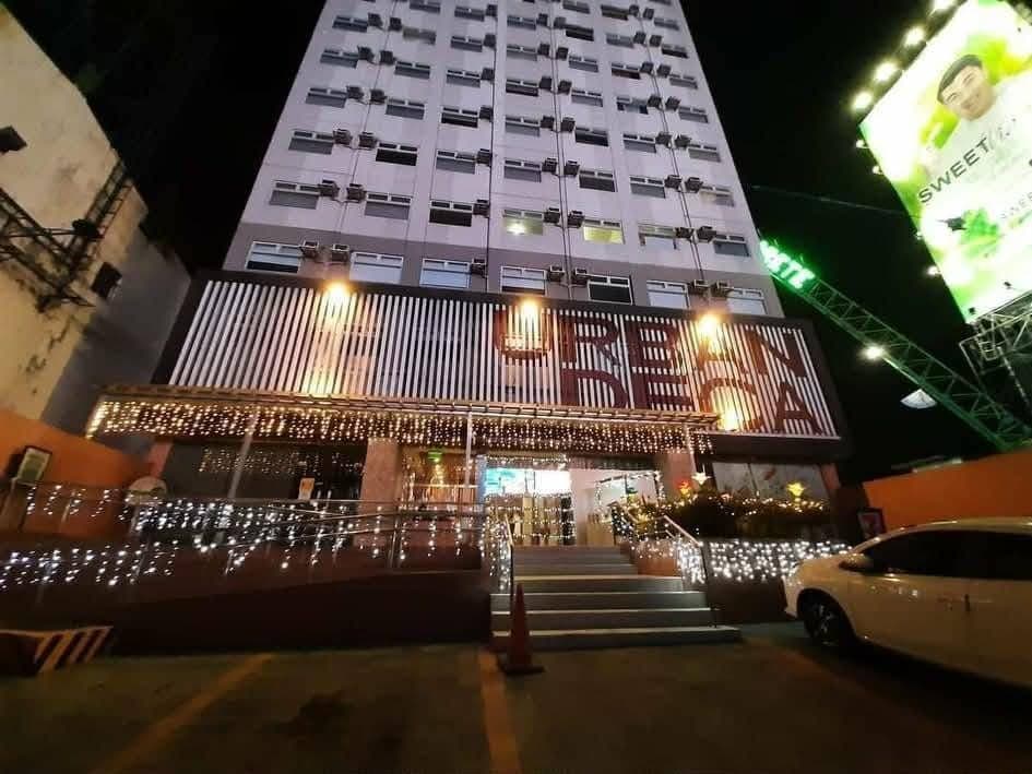"Live in the Heart of EDSA" - photo 1