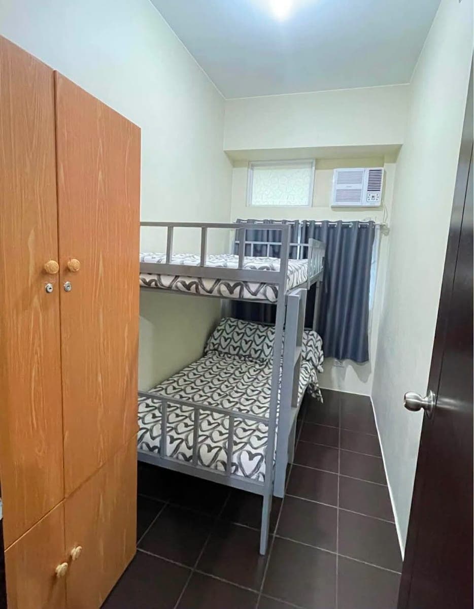 Furnished 2 br-corner unit at Pioneer Woodlands - photo 2