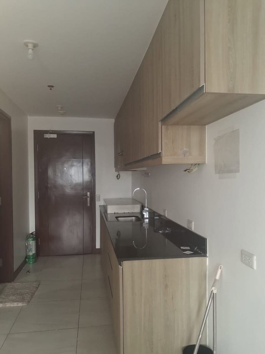 **FOR RENT: Pasig Royalton Studio Unit with Balcony. Bare. 25K inclusive of Dues.** - photo 1