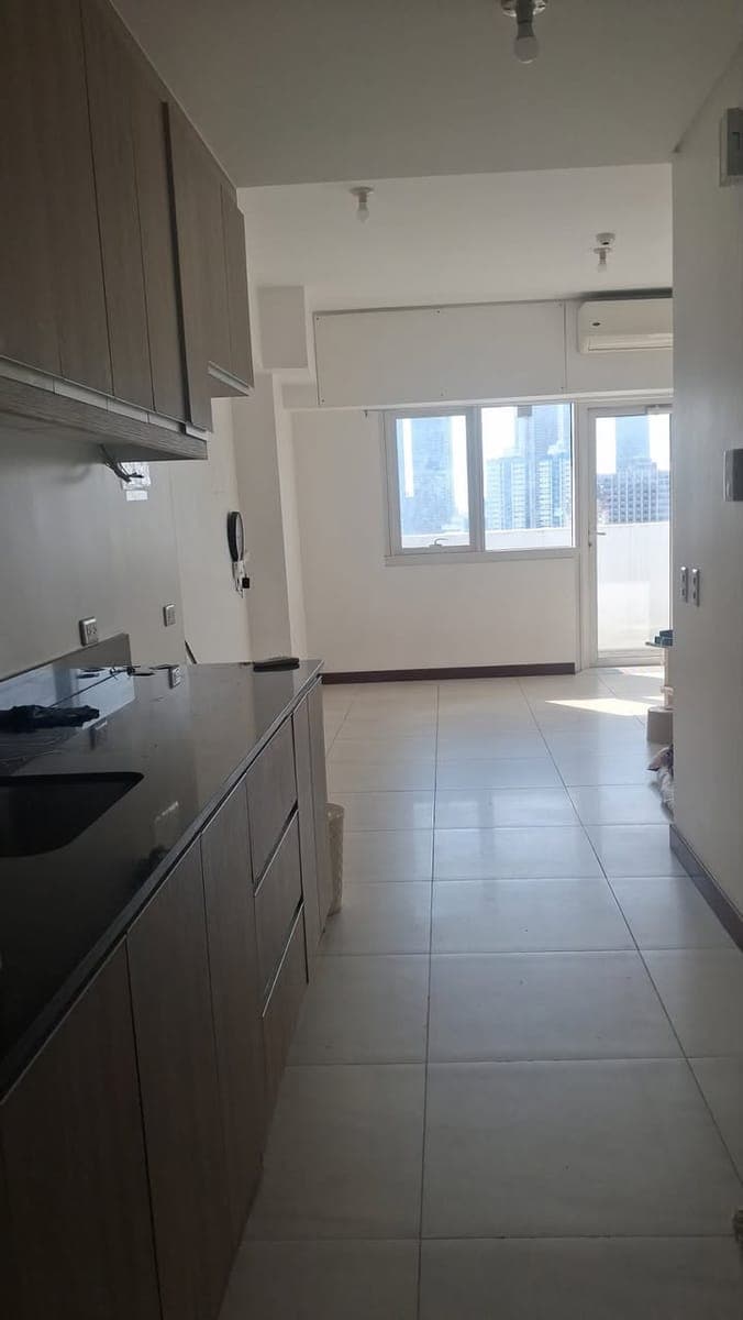 **FOR RENT: Pasig Royalton Studio Unit with Balcony. Bare. 25K inclusive of Dues.** - photo 2