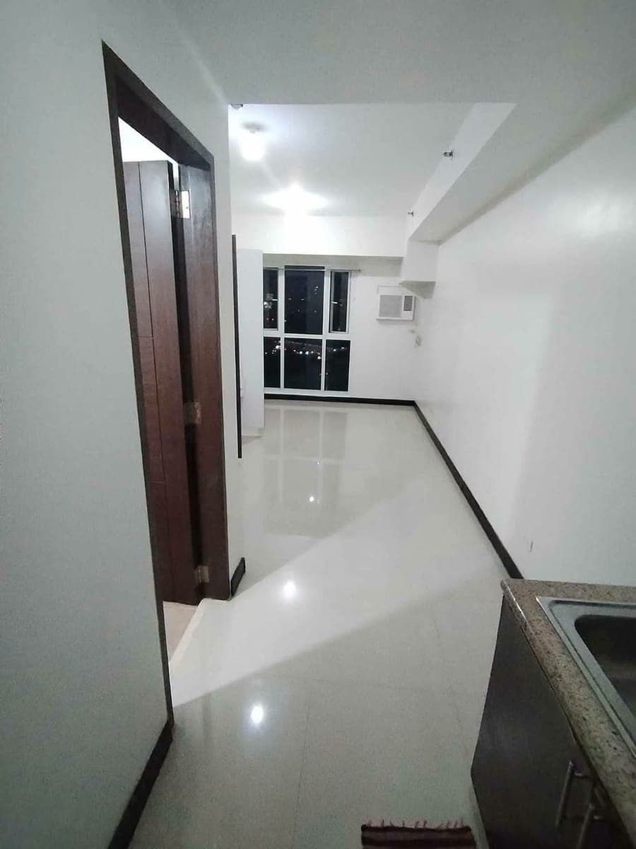 Studio bare Axis residence near MRT Boni Edsa Mandaluyong for rent lease - photo 1