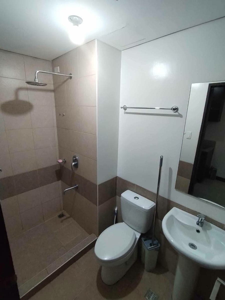 Studio bare Axis residence near MRT Boni Edsa Mandaluyong for rent lease - photo 3