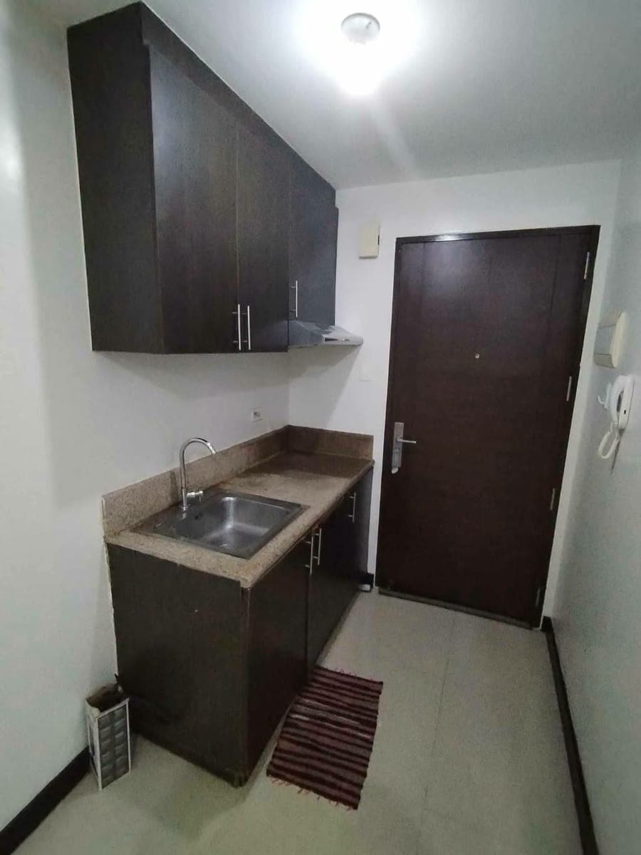 Studio bare Axis residence near MRT Boni Edsa Mandaluyong for rent lease - photo 2