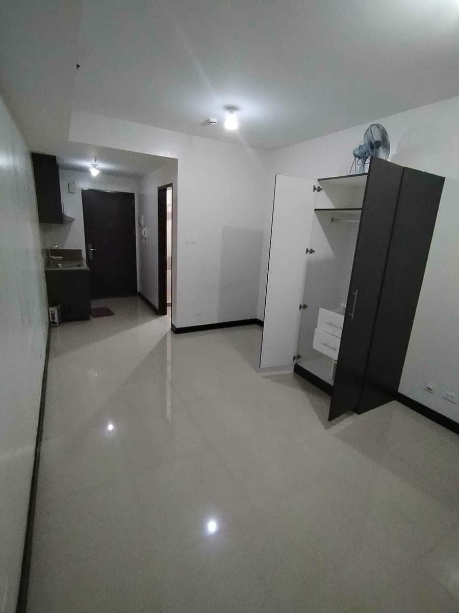 Studio bare Axis residence near MRT Boni Edsa Mandaluyong for rent lease - photo 4