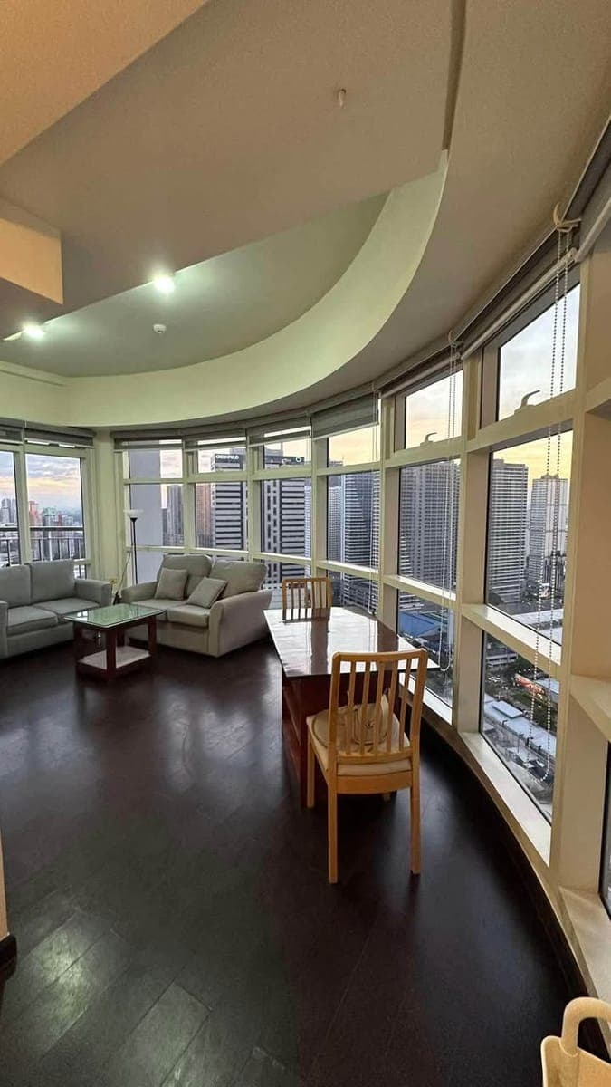 1BR CORNER WITH BALCONY FOR RENT! - photo 2
