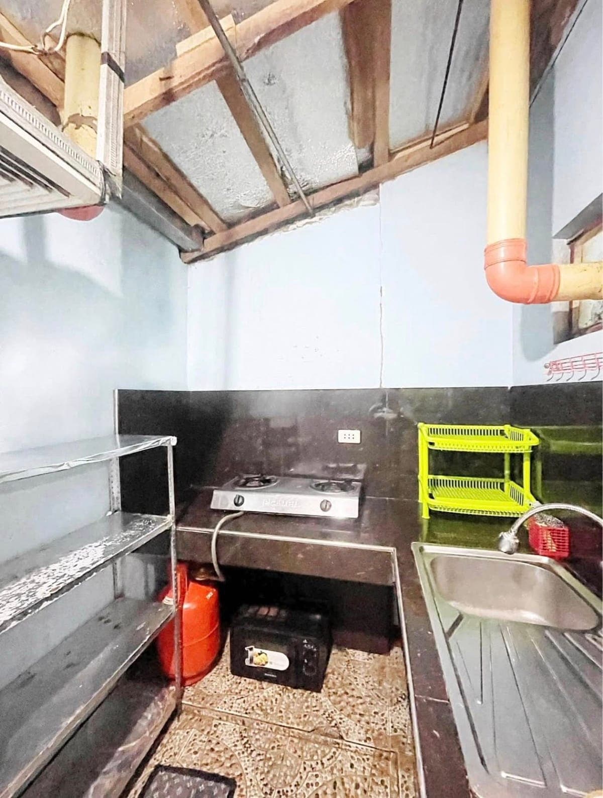 House for rent w/ Store front - photo 2