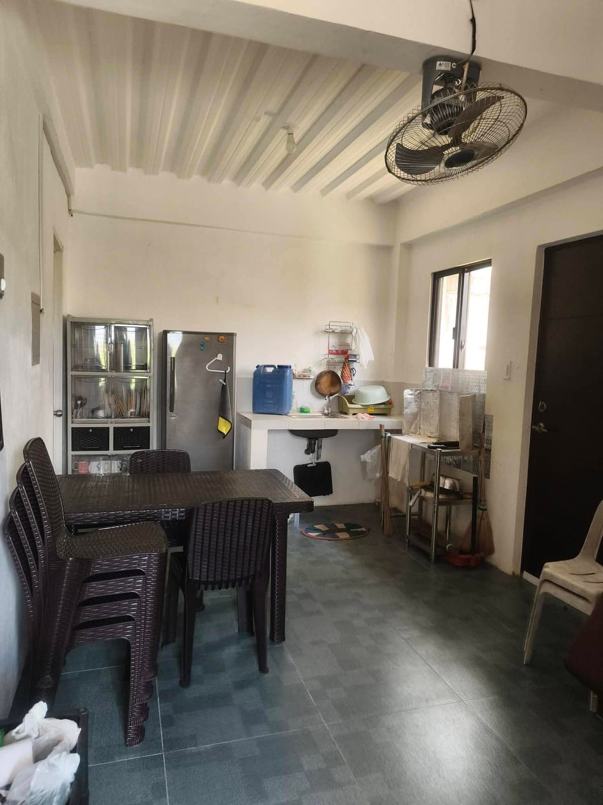 House for rent☺️ my 3 fan dining, sofa, cabinet  etc included na☺️2 rooms ang isa my aircon☺️ 15k/mo... - photo 1