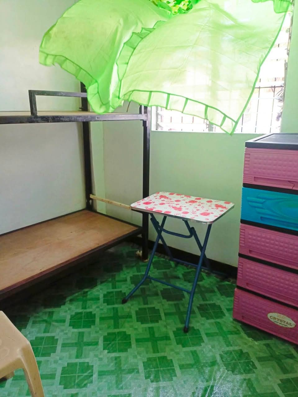 Room and bedspace Available - photo 4