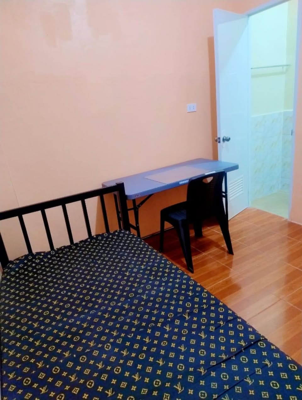 Room for rent with aircon and own CR - photo 1