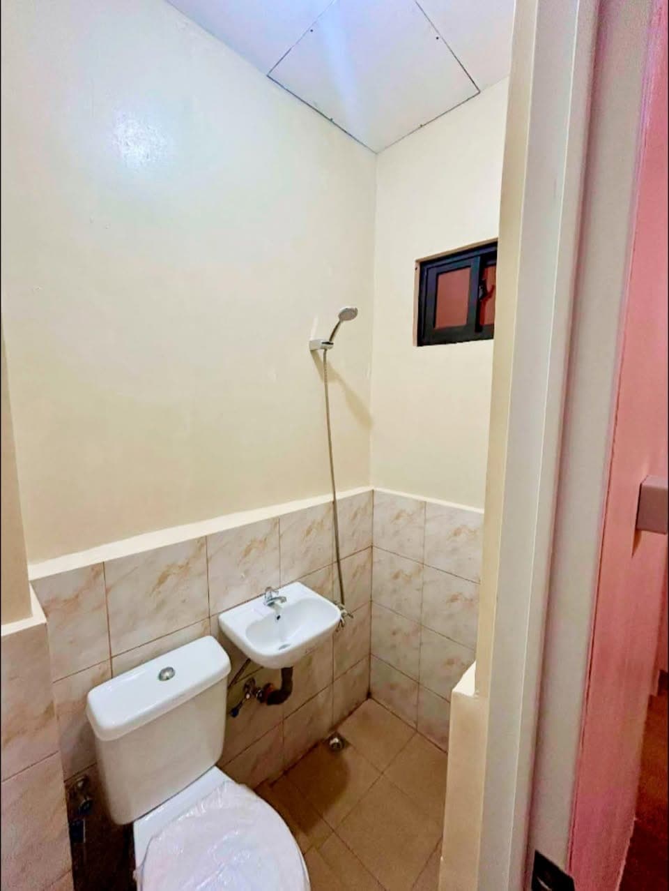 Room for rent with aircon and own CR - photo 2