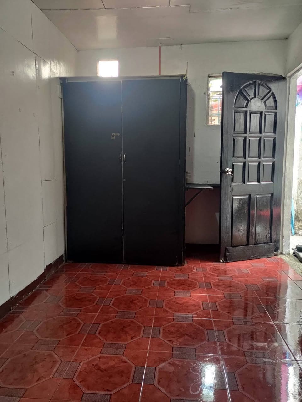 Studio type for rent own cr and sink with mini kitchen one ride la Salle located at eroreco subdivis... - photo 2