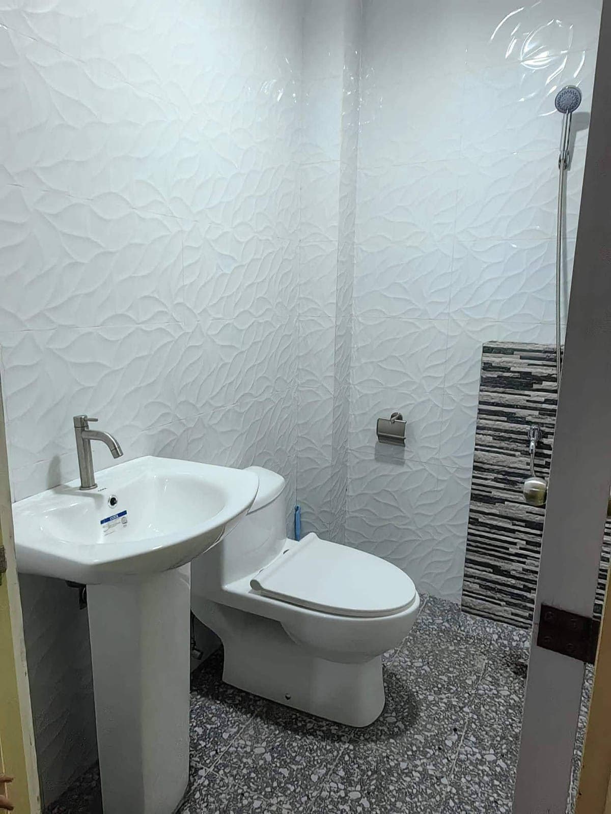 🏡 FOR RENT – Newly Renovated Single Detached House - photo 2