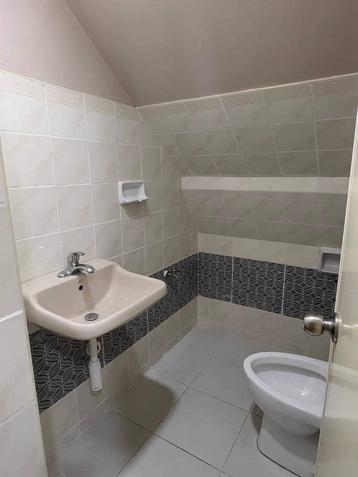 🏡 FOR RENT – Newly Renovated Single Detached House - photo 6