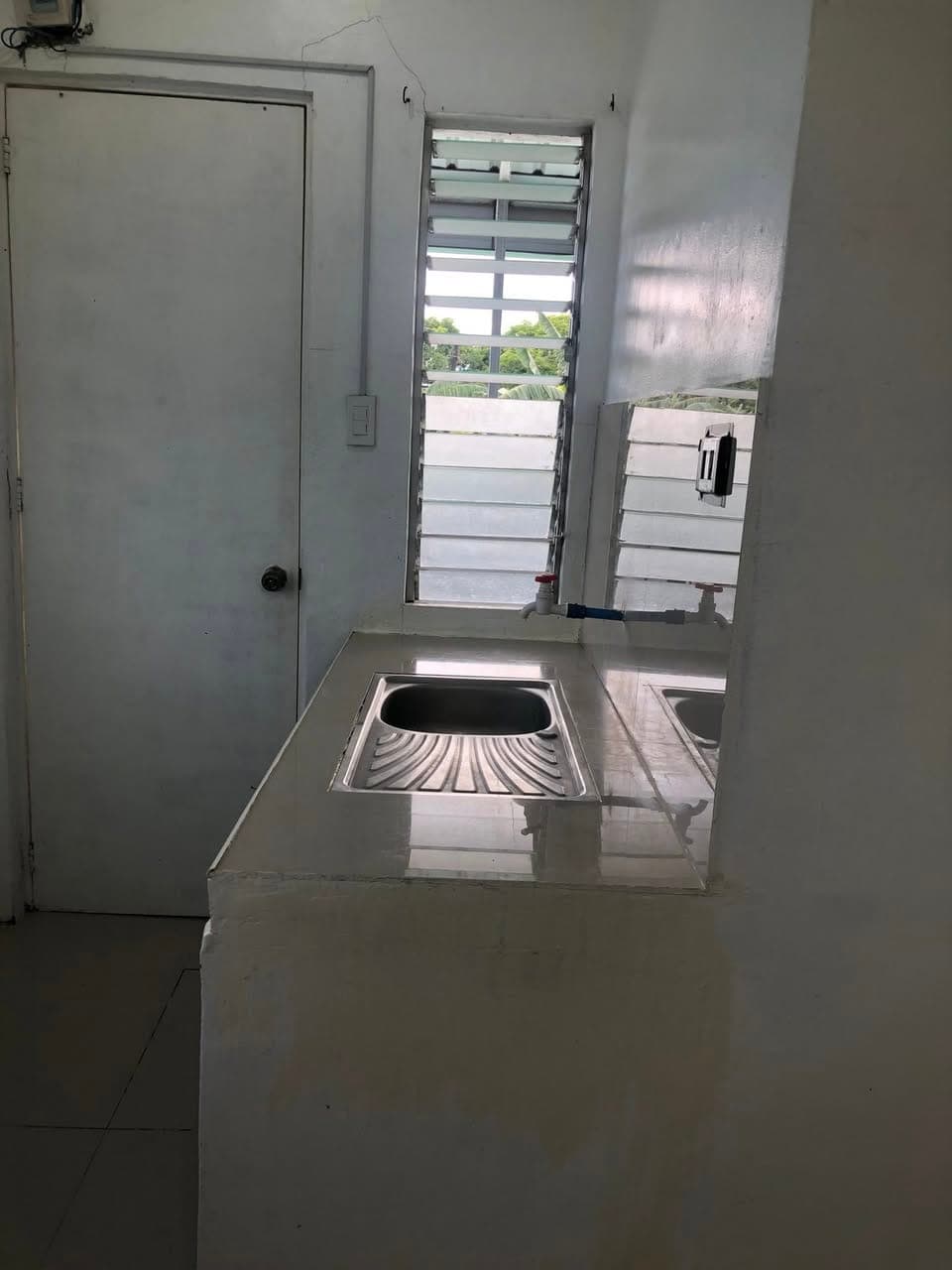 Room for rent studio type.                                            Own Cr & Kitchen sink.... - photo 3