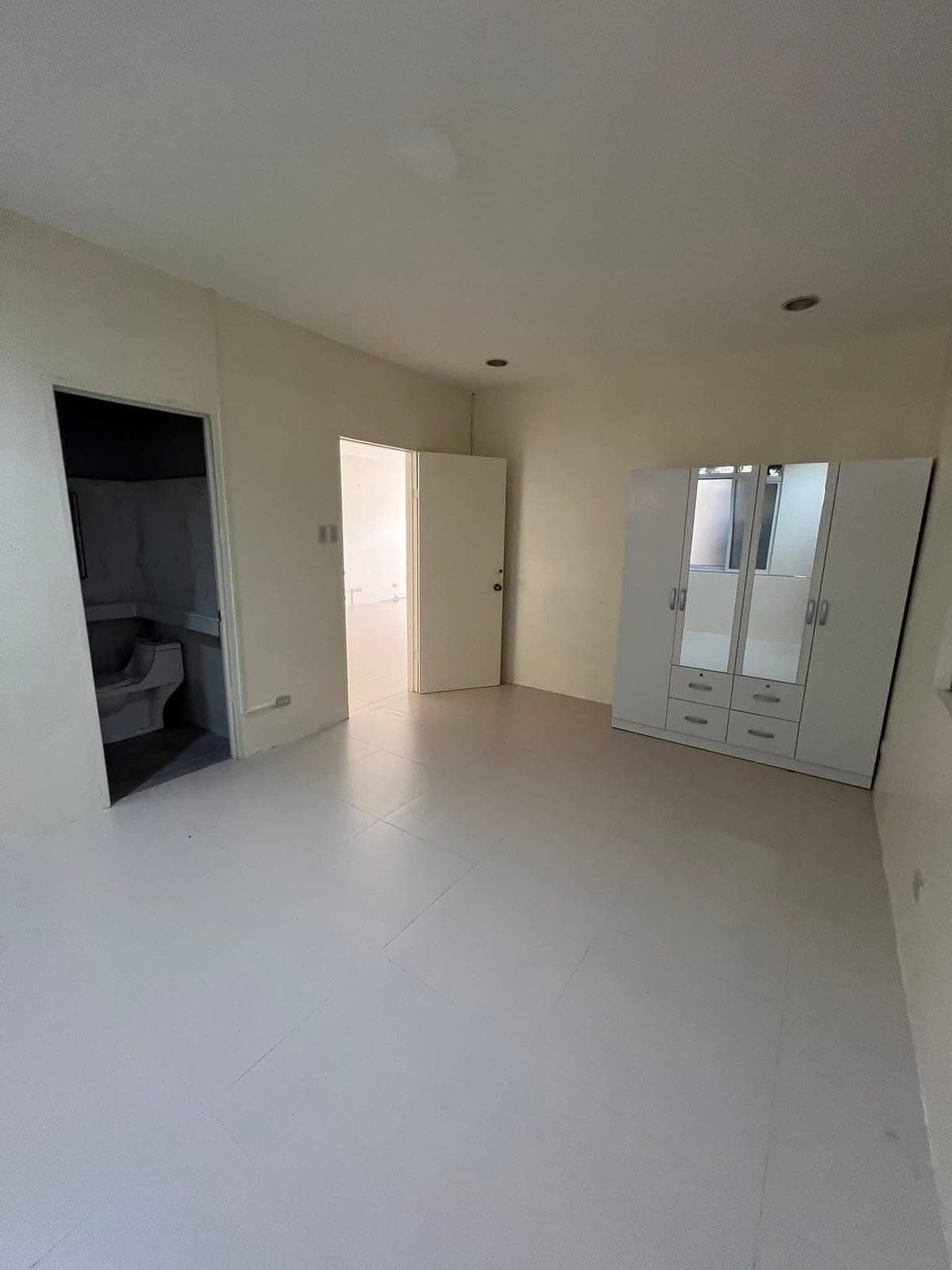 Newly vacant HOUSE FOR RENT: - photo 4