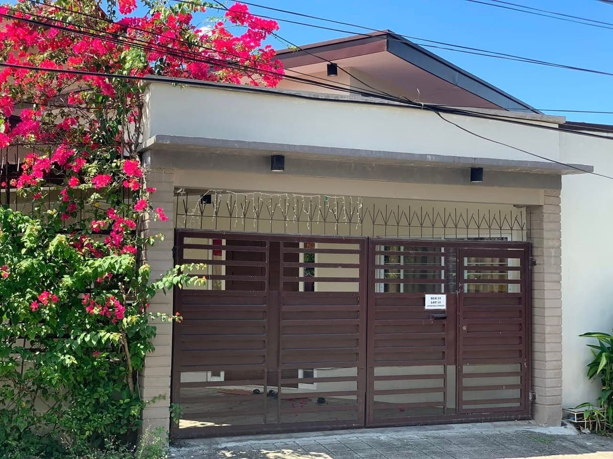MODERN HOUSE FOR RENT - closely located to St. Scho (walking distance) & La Salle - photo 1