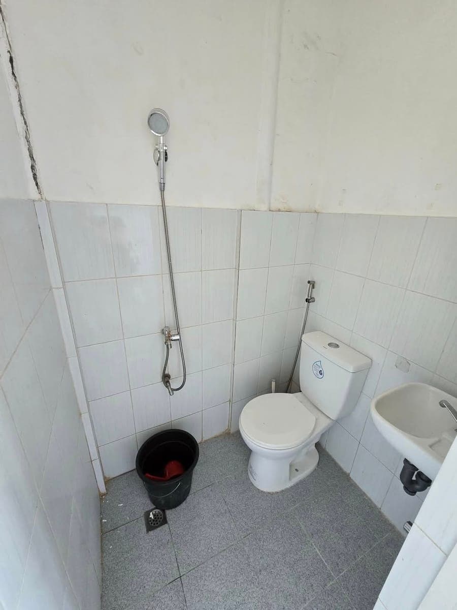 For rent studio w toilet and sink ( 1hp split type aircon) 3rd flr - photo 3