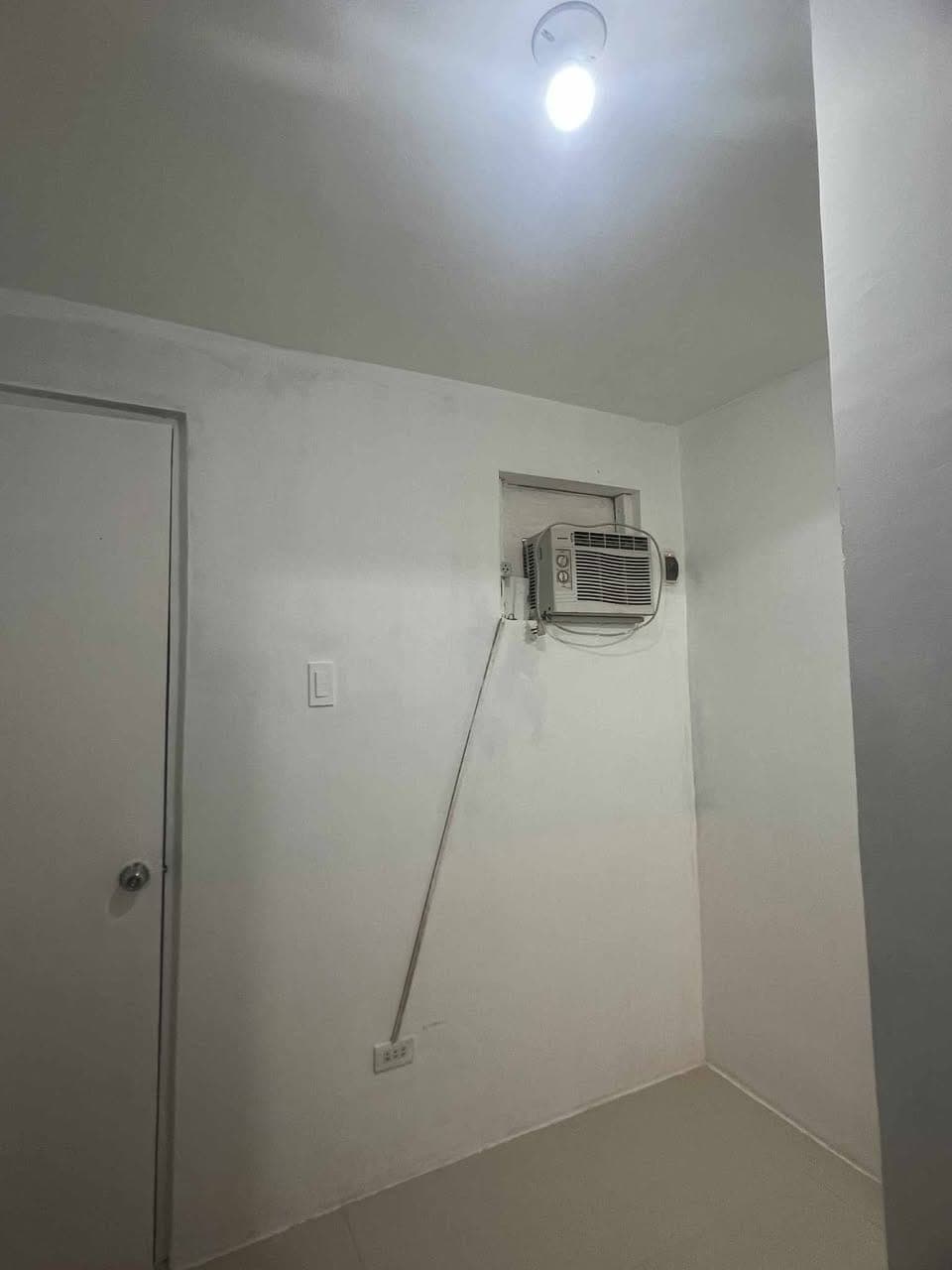 Apartment with own cr and aircon tag 3k Ra, Paulian naku 5k. 6k akong nabayad pag Marc 31 lang ko ni... - photo 2