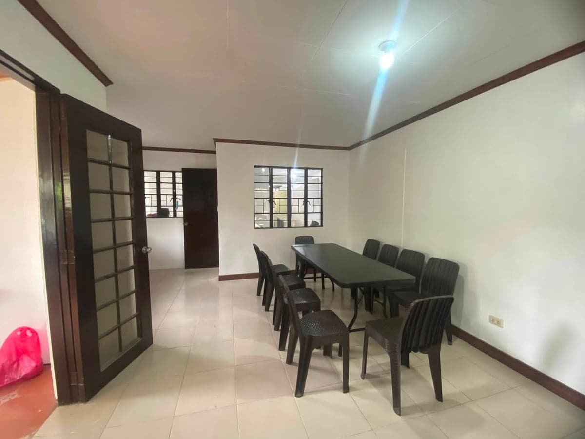 3 Female available for this Room, 1,500 per month. - photo 2