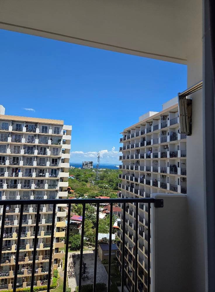 👍Condominium for rent bare unit with balcony - photo 1