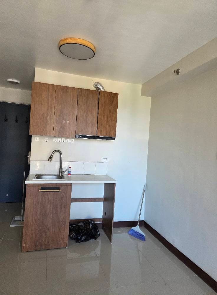 👍Condominium for rent bare unit with balcony - photo 5