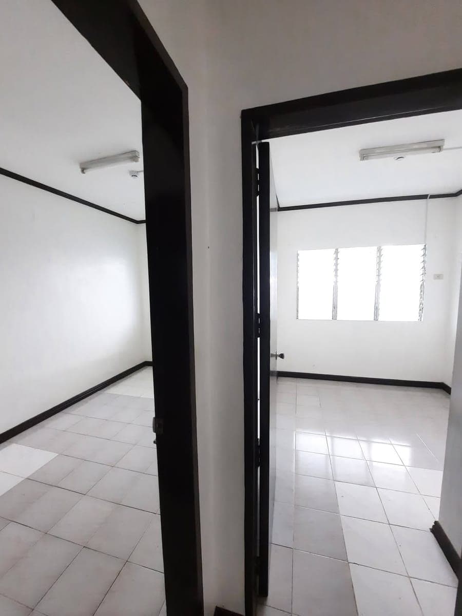 Big Apartment in Lacson street, Bacolod City For atleast 1yr and onwards rent with 2  Bedrooms, with... - photo 3