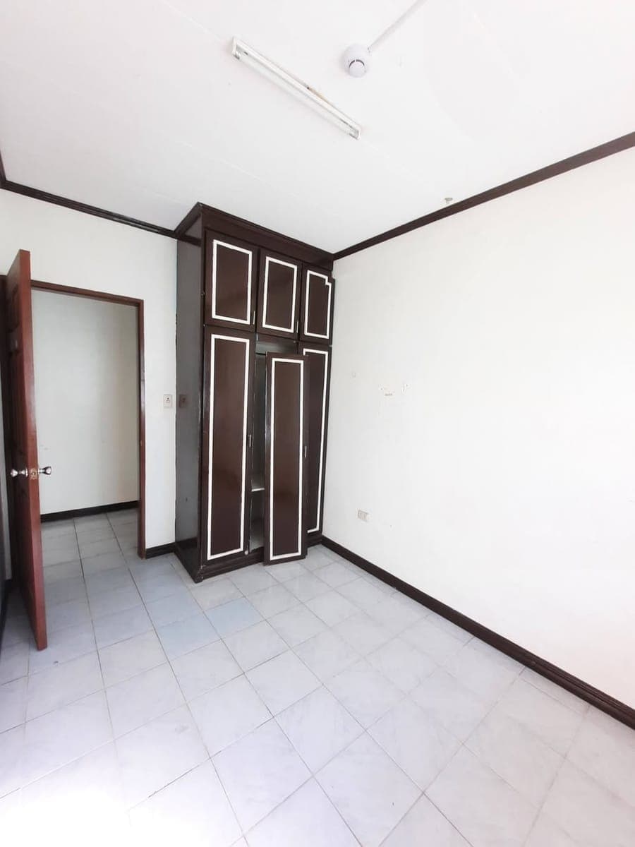 Big Apartment in Lacson street, Bacolod City For atleast 1yr and onwards rent with 2  Bedrooms, with... - photo 2